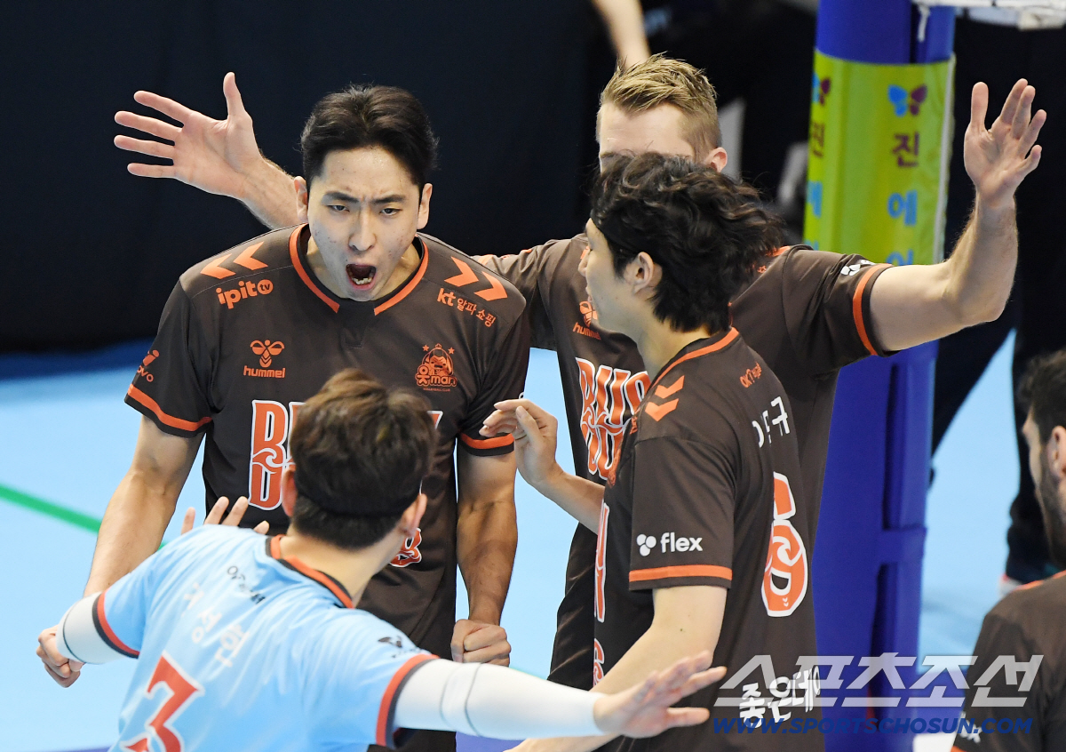 "소주 1병 같이 마셨다" 올해는 달랐던 에이스, 또 흔들린다…봄배구 위…