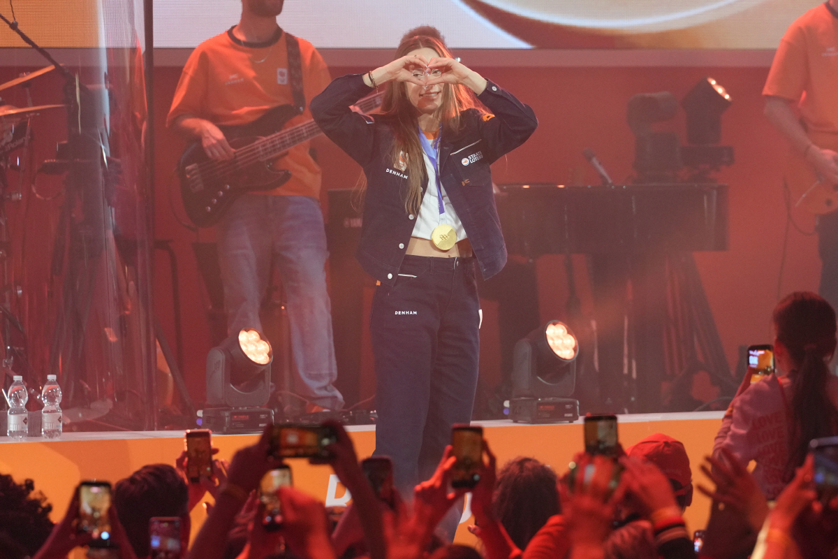 "남친 얘기에 왜 니들이 난리야" '성차별' 후폭풍! 논란 감싼 콕의 '…