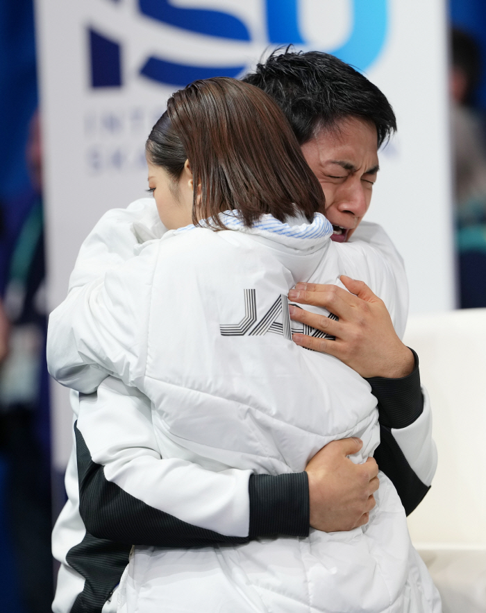 [밀라노 스토리]日 피겨 금메달 스타 '감동 실화' "평창올림픽 마치고 아르바이트 했었죠"…33살에 일본 첫 金→'눈물 펑펑'
