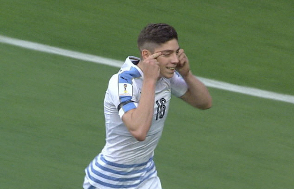 "제 버릇 남 못 준다" '한국서 눈찢 인종차별' 우루과이MF, 벤피카 …