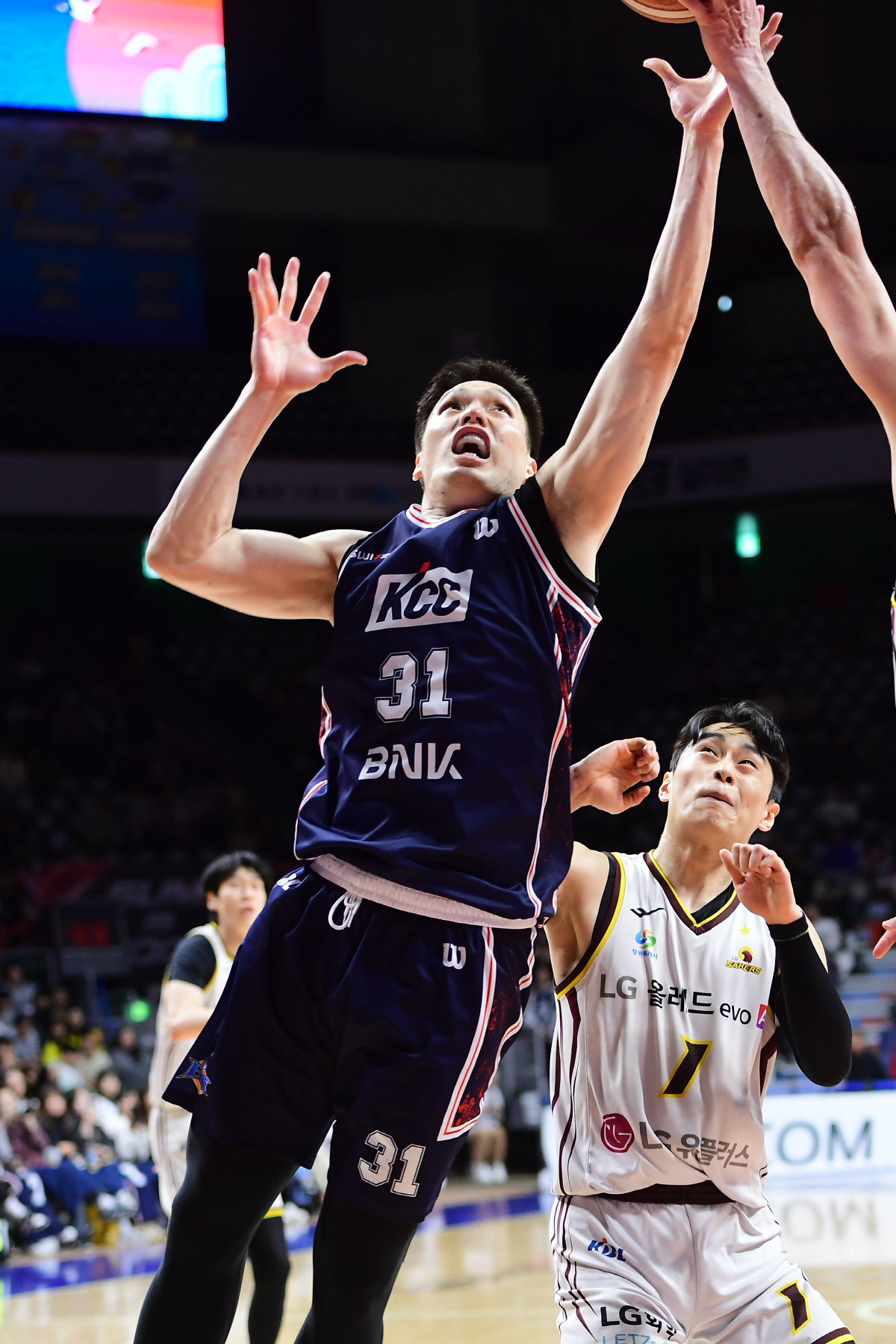 '충격의 12연패' KCC의 천적 LG, 94-74 또 이겼다…초반부터 …