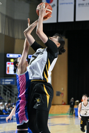 '골밑 지배자' 박지수 앞세운 KB스타즈, 삼성생명에 1점차의 짜릿한 재역전승 거두며 다시 반경기차 선두 추격