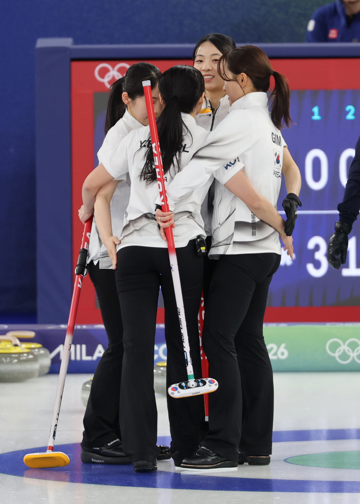 "4강 보인다!" 韓 여자 컬링 공동 3위 등극, '강호' 스웨덴에 8-3 조기 승리 환호…19일 캐나다와 최종전