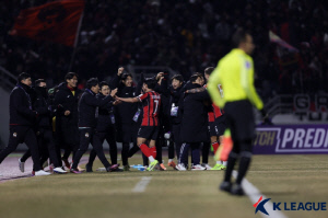 [ACLE 리뷰]'슈팅 21개→0골' 지독한 득점 불운에 눈물 흘린 울산, 결국 16강 불발…K리그 듀오 서울-강원, 나란히 16강 막차 탑승