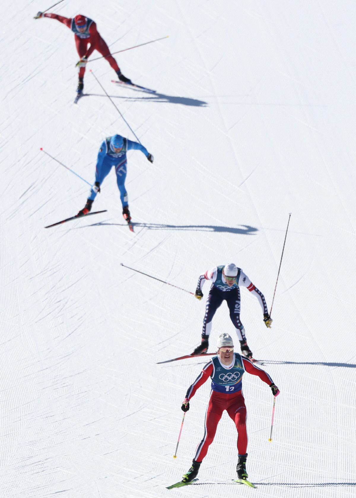 깜짝 해프닝! 올림픽 크로스컨트리 경기 중 '관중견' 난입, 결승선 향한…