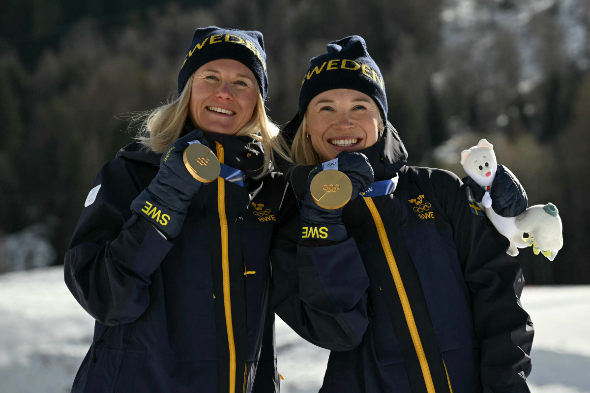 깜짝 해프닝! 올림픽 크로스컨트리 경기 중 '관중견' 난입, 결승선 향한…