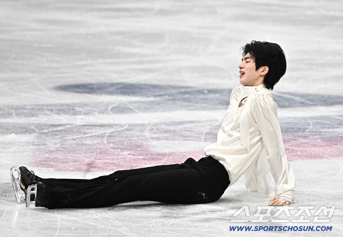 밀라노 입성부터 '몸살 기운'→"발목 물 찼다" 부상 투혼...혼신의 연…