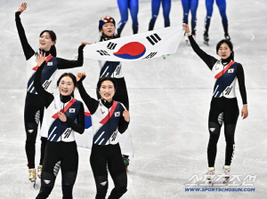 심석희의 눈물→최민정의 미소, 승리 이끈 의기투합...8년 만에 쟁취한 女 쇼트트랙 계주 금메달[밀라노 현장]