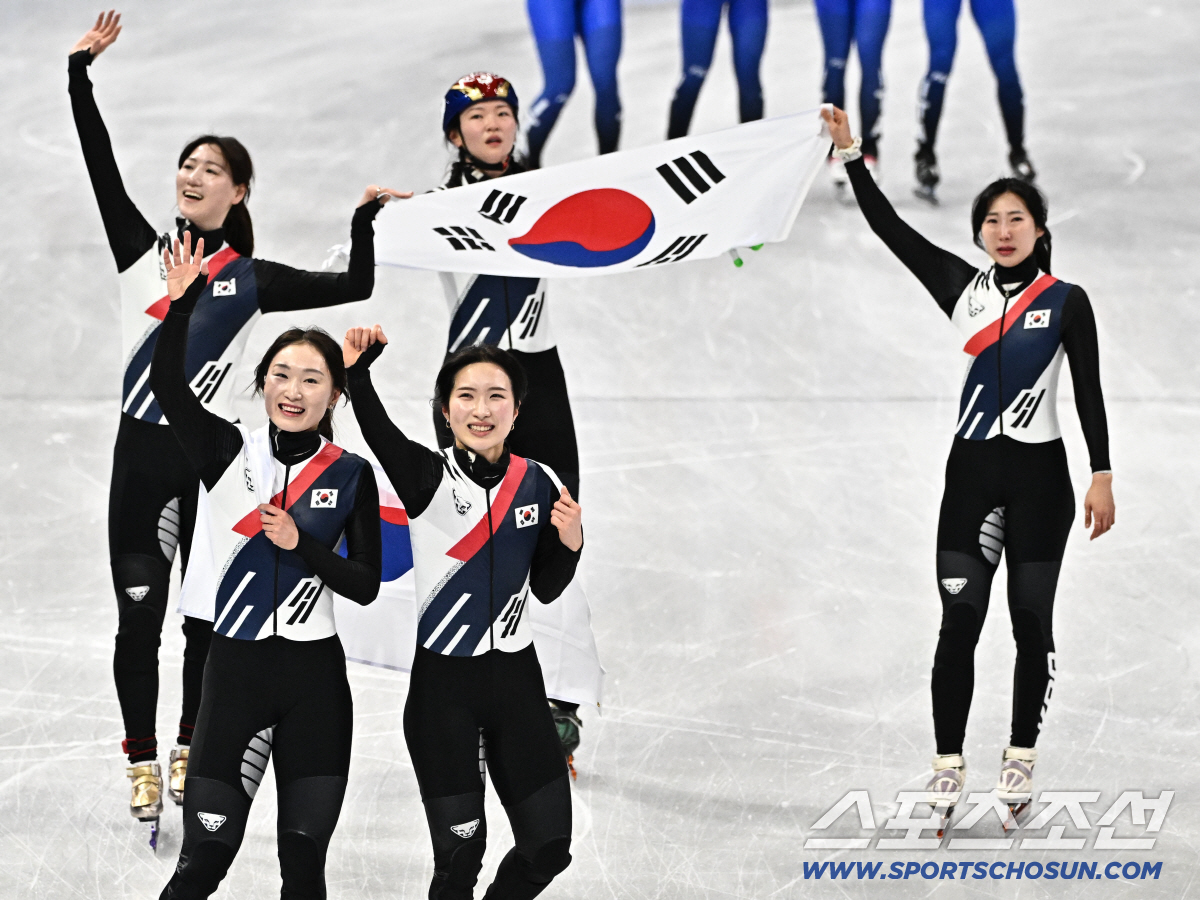 심석희의 눈물→최민정의 미소, 승리 이끈 의기투합...8년 만에 쟁취한 …