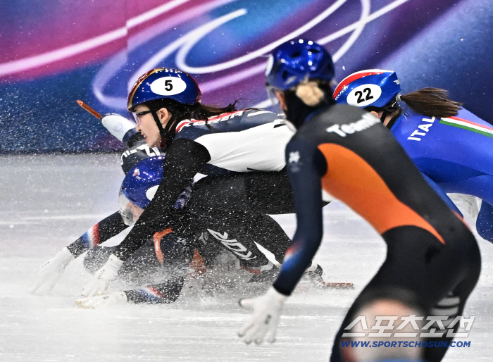 '이걸 어떻게 피하지?' 메달도 못 딸 줄 알았는데.. '그걸 피하고 그걸 역전하다니' 최민정이 완성한 금메달 시나리오[밀라노현장]