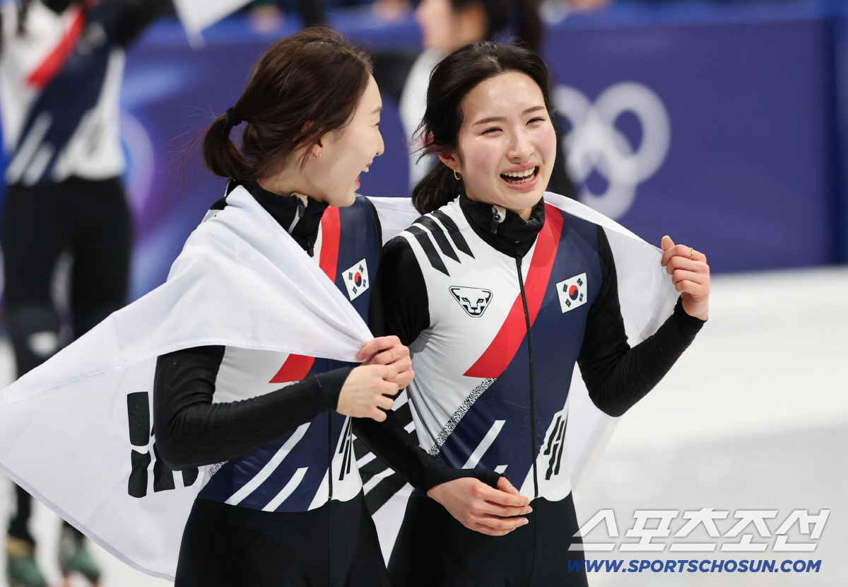 '잘했어, 람보르길리' 최민정, 금메달 막내 김길리 볼 어루만지며 '언니…