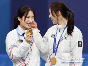 '잘했어, 람보르길리' 최민정, 금메달 막내 김길리 볼 어루만지며 '언니 미소'