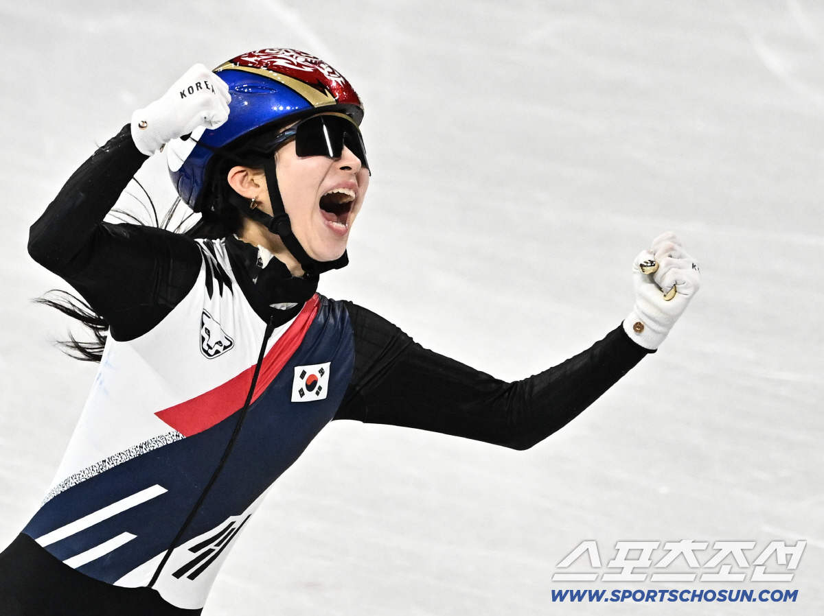 '잘했어, 람보르길리' 최민정, 금메달 막내 김길리 볼 어루만지며 '언니…