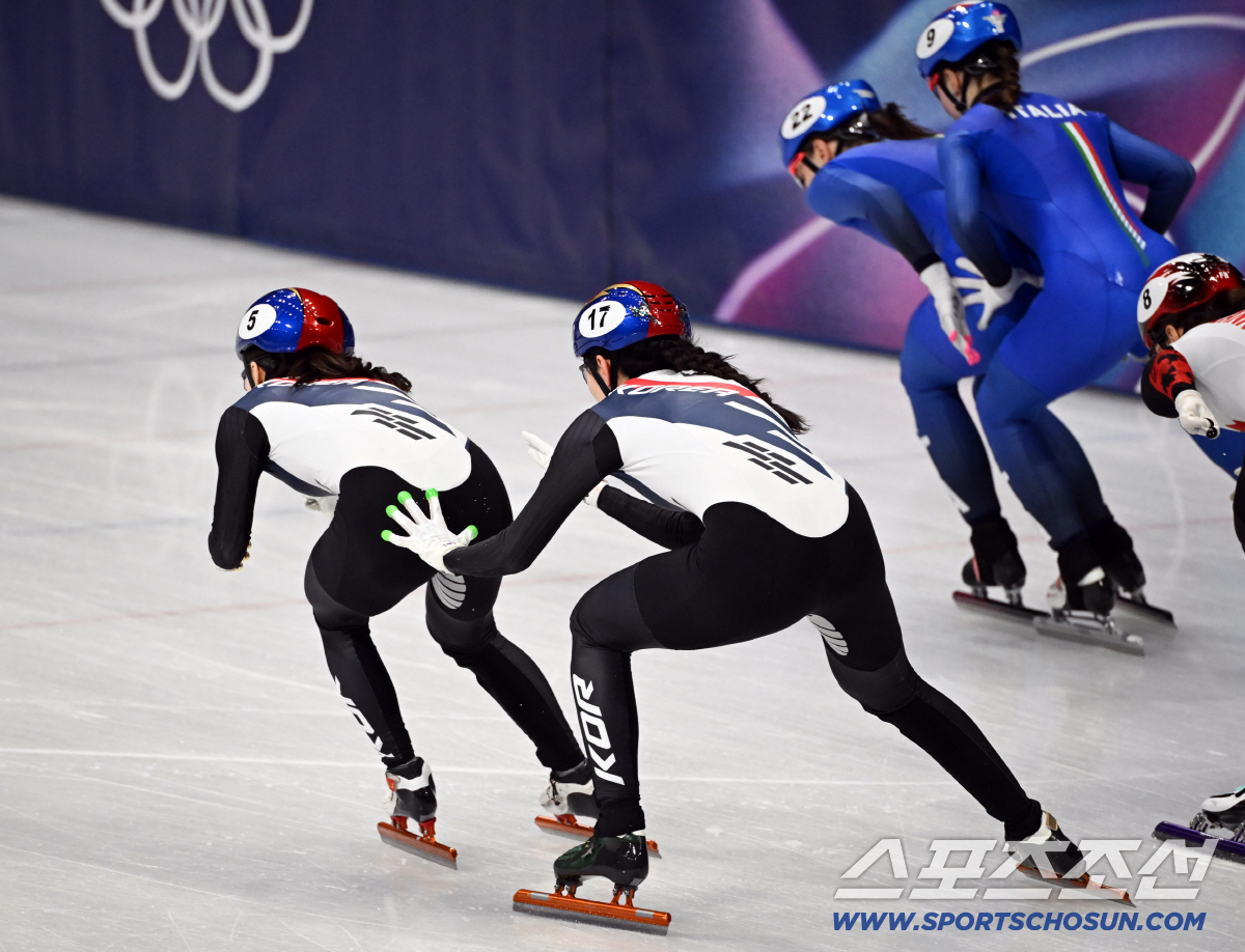 '잘했어, 람보르길리' 최민정, 금메달 막내 김길리 볼 어루만지며 '언니…