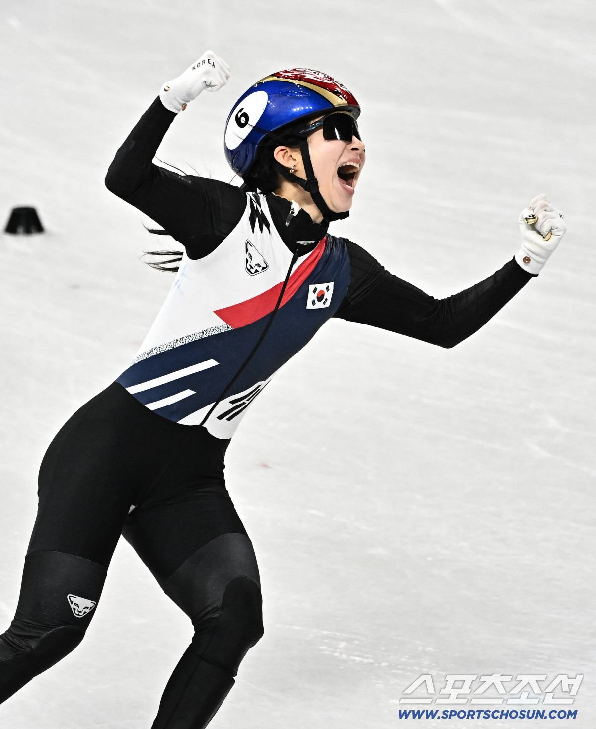 '잘했어, 람보르길리' 최민정, 금메달 막내 김길리 볼 어루만지며 '언니…