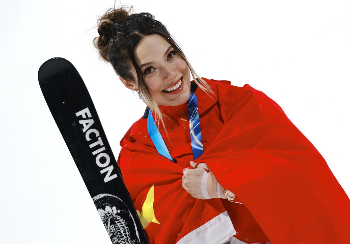 "살해 협박 받고, 폭행도 당했다" '미국→중국 귀화' 330억 논란의 …