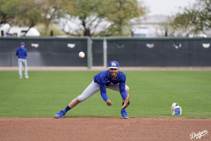 LAD 공포의 핵타선 2026 버전 대공개! '스위스 군용칼'로 변신하는 베츠, 오타니-터커-베츠-프리먼 順