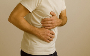 명절 뒤 극심한 복통, '급성췌장염'?…똑바로 누우면 통증 악화