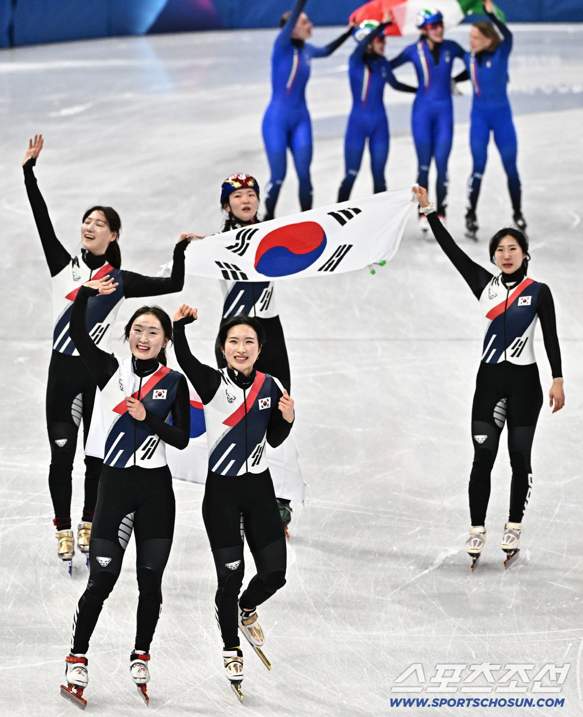 심석희가 밀고, 최민정이 찢고! 앙금 푼 골든 앙상블, 8년 만의 눈물 …