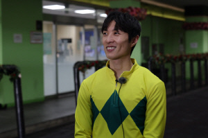 [경마]차분해서 더 강한 '강심장'진겸 기수, 통산 300승 쾌거