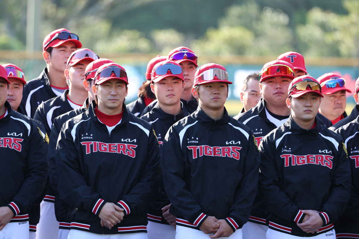 "우승 향한 선수들의 뜨거운 열기 전달되길" KIA 오키나와 연습경기 생…