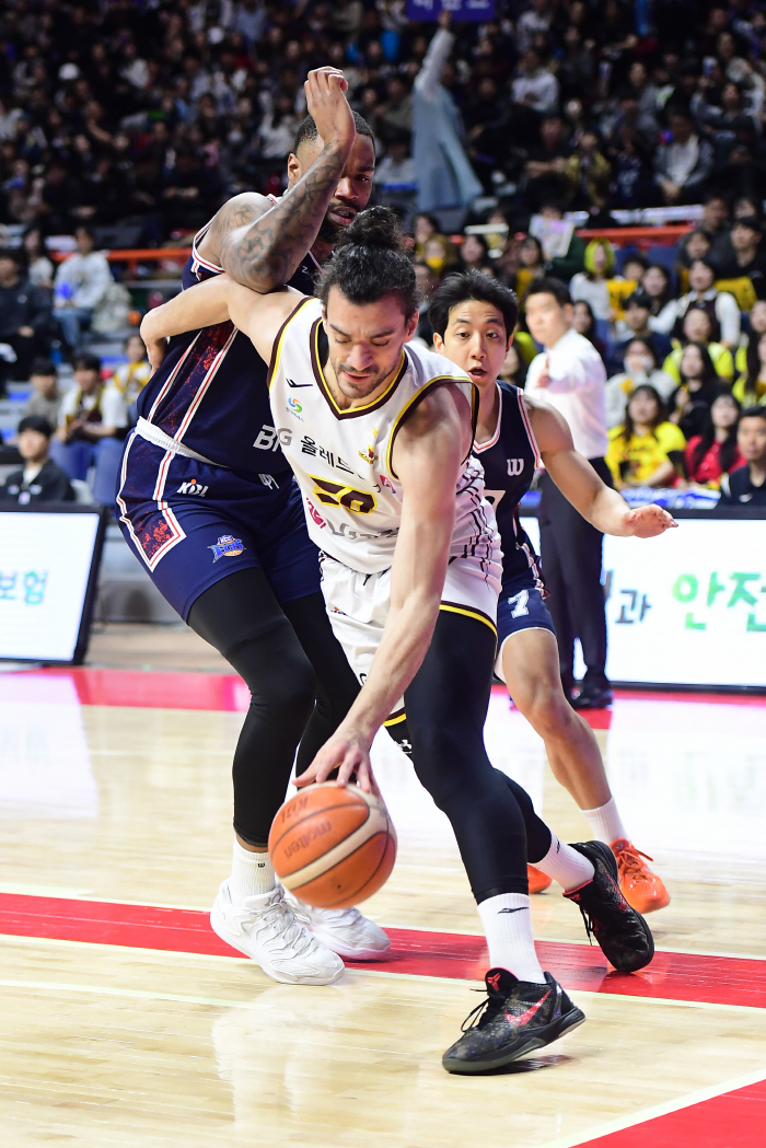 '연패? 마레이 앞에서 하지마래이'LG, 연패 회피의 달인 비결은?…위기마다 '미친' 마레이가 등장한다