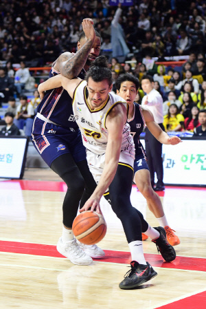 '연패? 마레이 앞에서 하지마래이'LG, 연패 회피의 달인 비결은?…위기마다 '미친' 마레이가 등장한다