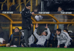 '3년 전 악몽에 아르테타 떨고 있나' 울버햄튼 극장골에 발목 잡힌 불안한 선두 아스널, 또 맨시티에 역전 우승 내주는 거야