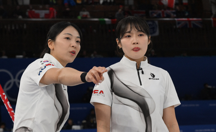 [속보]"아쉬움의 눈물 펑펑!" '통한의 6엔드' 韓 여자 컬링, 캐나다에 7-10 패배 '4강 진출 실패→올림픽 여정 마무리'