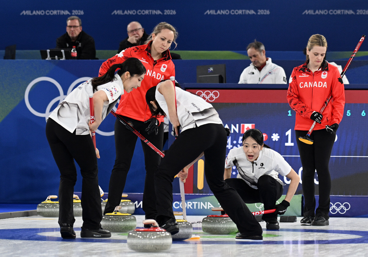 [속보]"아쉬움의 눈물 펑펑!" '통한의 6엔드' 韓 여자 컬링, 캐나다…