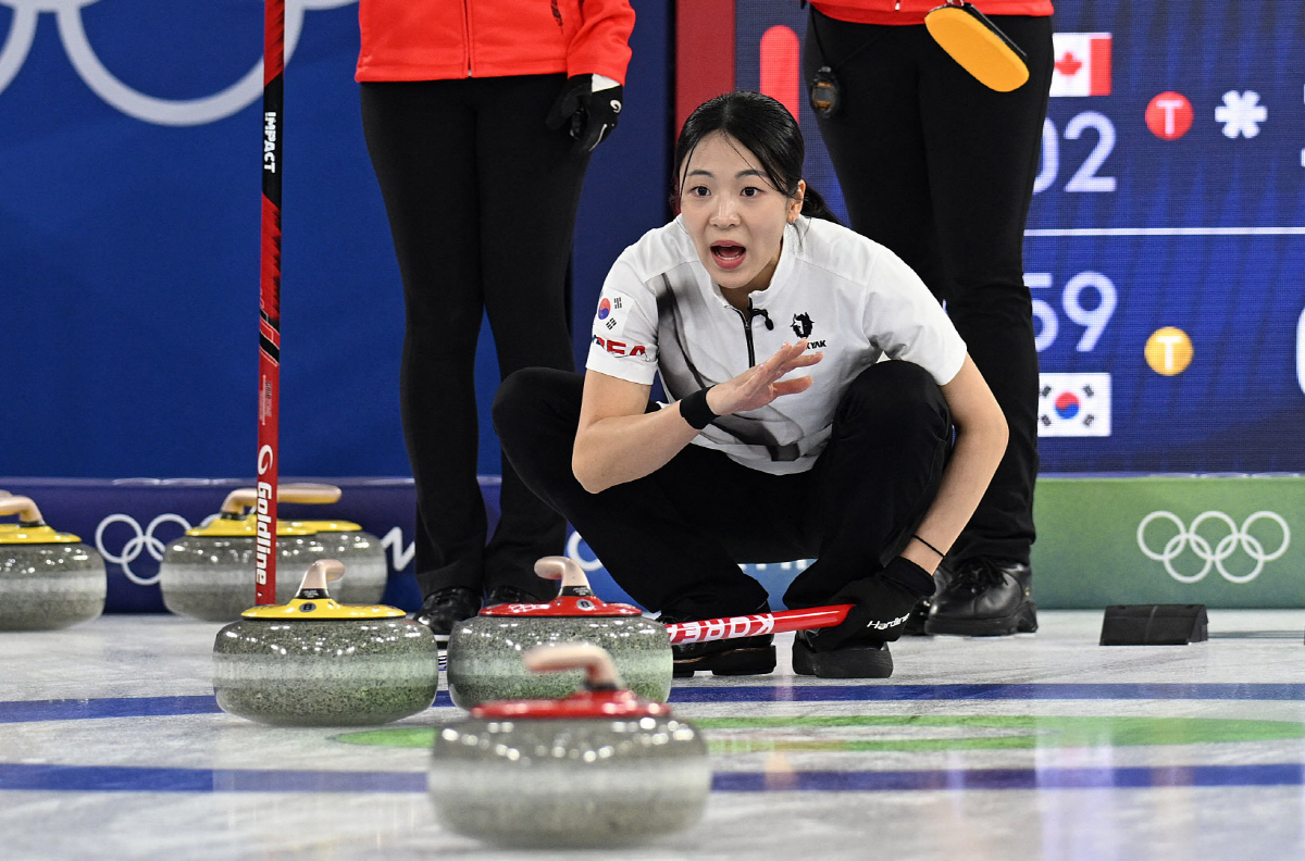 [속보]"아쉬움의 눈물 펑펑!" '통한의 6엔드' 韓 여자 컬링, 캐나다…
