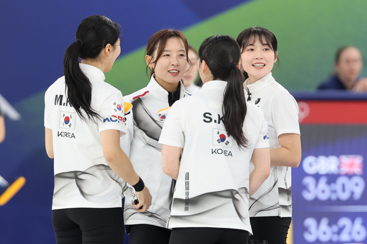 [속보]"아쉬움의 눈물 펑펑!" '통한의 6엔드' 韓 여자 컬링, 캐나다…