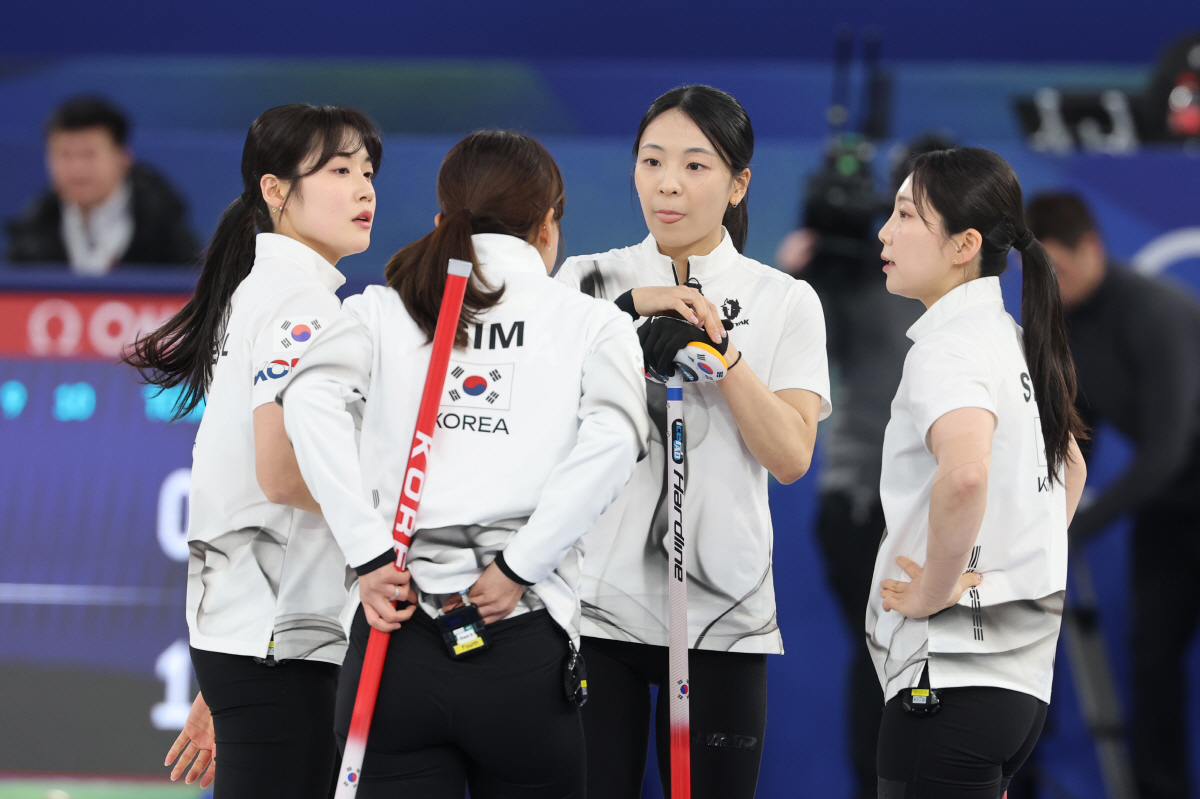 [속보]"아쉬움의 눈물 펑펑!" '통한의 6엔드' 韓 여자 컬링, 캐나다…