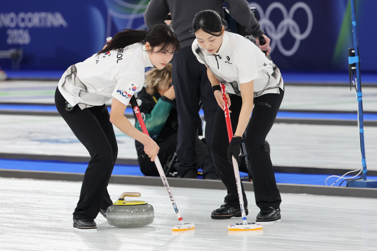 [속보]"아쉬움의 눈물 펑펑!" '통한의 6엔드' 韓 여자 컬링, 캐나다…