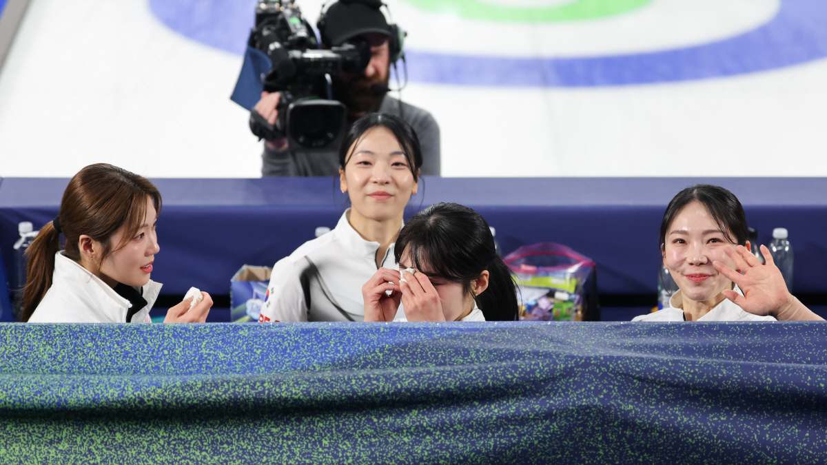 "죄송합니다, 정말 죄송합니다" 韓 여자 컬링 '5G' 눈물의 사과…4강…