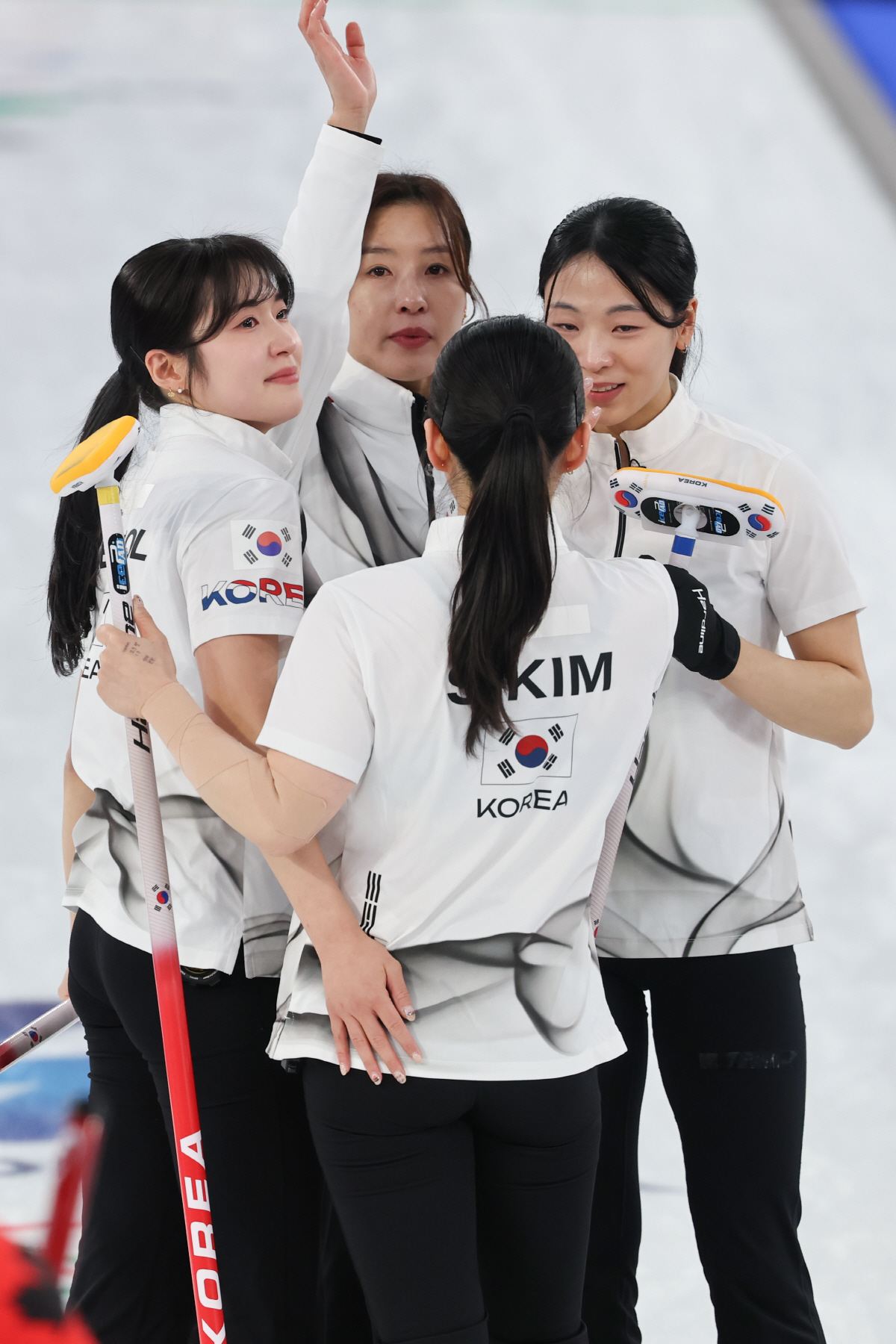 "죄송합니다, 정말 죄송합니다" 韓 여자 컬링 '5G' 눈물의 사과…4강…