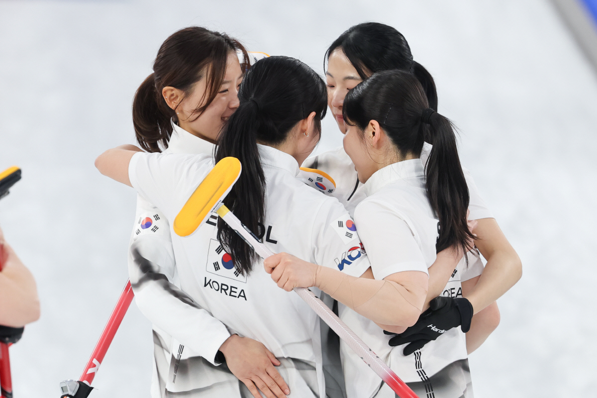 "죄송합니다, 정말 죄송합니다" 韓 여자 컬링 '5G' 눈물의 사과…4강…