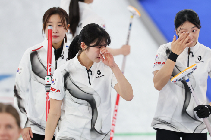 "많이 아쉽고, 너무 죄송합니다" 한끗 모자란 5위, 대통곡! '미소천사' 5G…韓 여자 컬링, 4강 문턱서 좌절→8년 만의 메달 실패