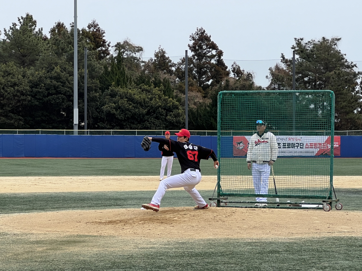 "쟤가 왜 드래프트 안 뽑혔지?" 청백전서 벌써 150㎞ 쾅! → 청주고…