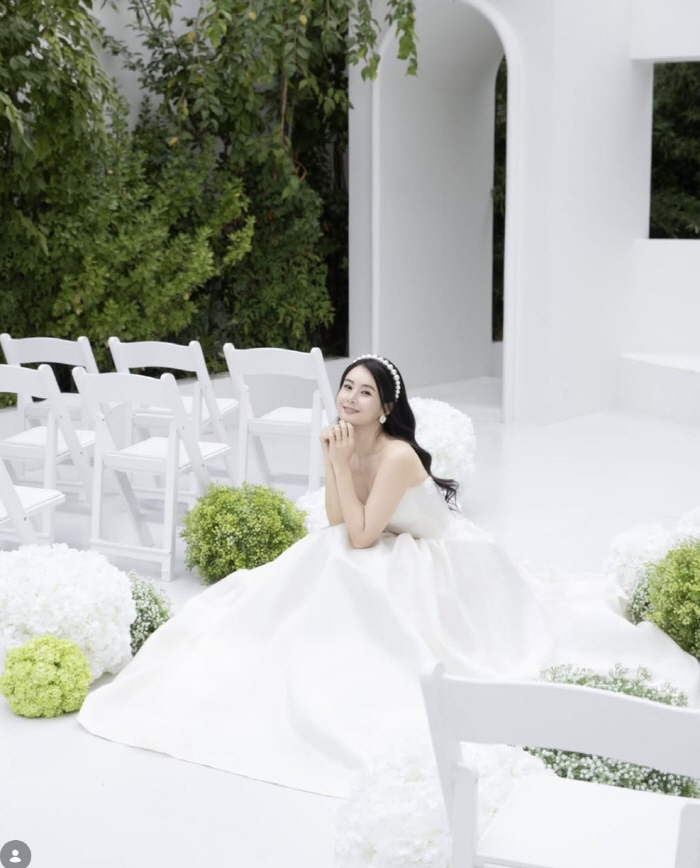 '재혼 발표' 최정윤, 웨딩화보 공개하자마자 사과 