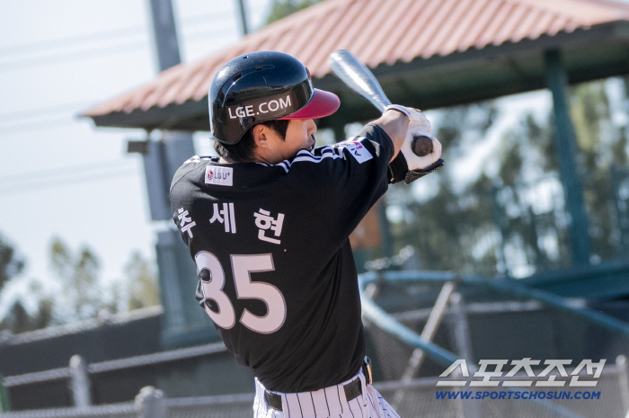 스태프를 좌익수 투입했다... WBC 7명 빠지진 LG 첫 자체청백전. 김영우 152km, 톨허스트 150km 찍었다