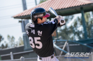 스태프를 좌익수 투입했다... WBC 7명 빠지진 LG 첫 자체청백전. 김영우 152km, 톨허스트 150km 찍었다