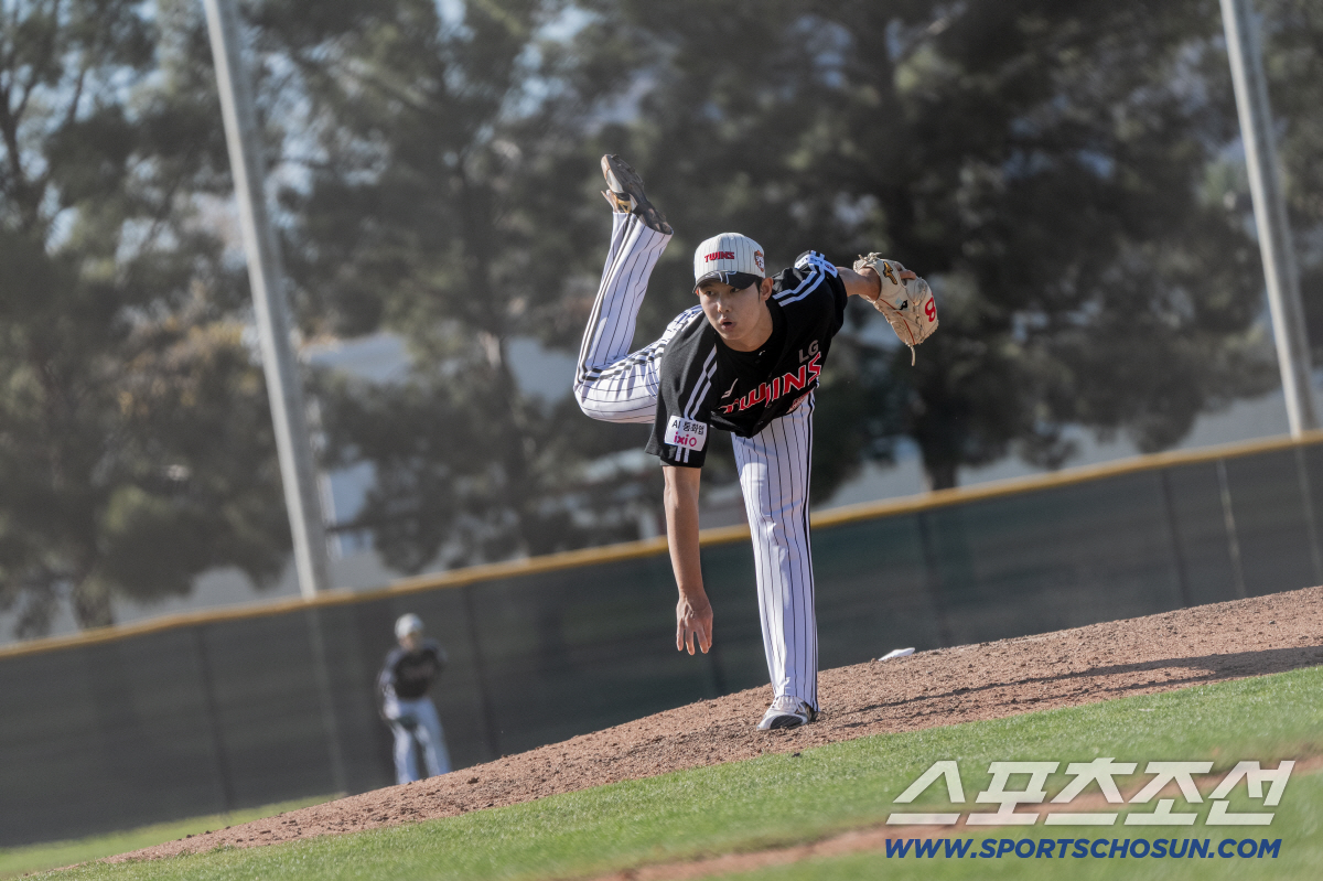 스태프를 좌익수 투입했다... WBC 7명 빠지진 LG 첫 자체청백전. …