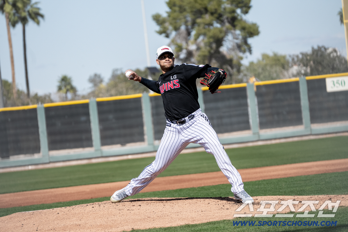 스태프를 좌익수 투입했다... WBC 7명 빠지진 LG 첫 자체청백전. …