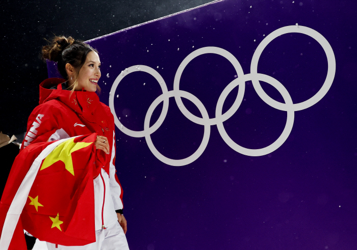 "호불호 갈린 '눈의 공주'" 美 배신하고 中 귀화 '스키 여신', 英 'BBC' 집중 조명…올림픽 메달 5개, 또 결선行→전세계 최고 선수 등극