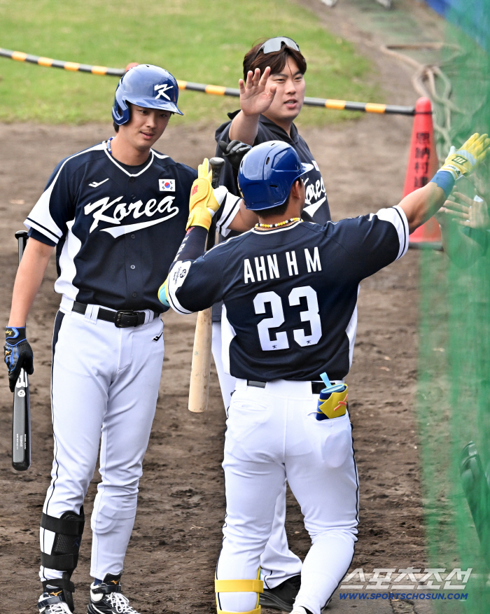 '살짝 친 줄 알았는데 홈런' 진짜 괴물도 놀랐다!...안현민 오키나와 하늘 찢은 괴력포[오키나와 현장]