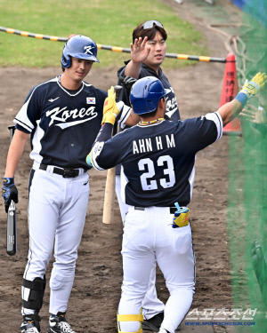 '살짝 친 줄 알았는데 홈런' 진짜 괴물도 놀랐다!...안현민 오키나와 하늘 찢은 괴력포[오키나와 현장]