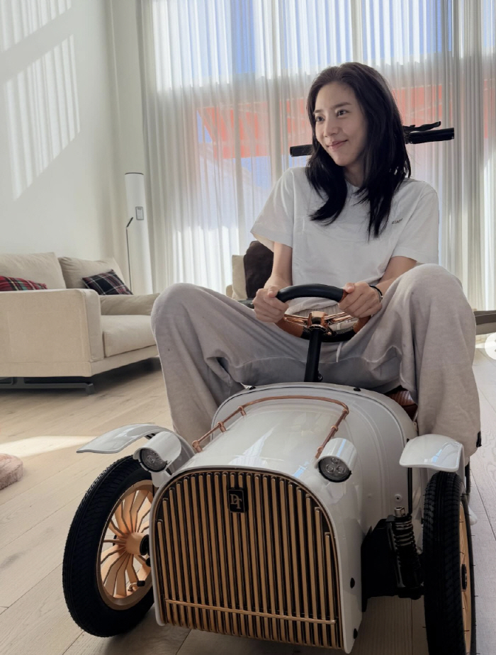 손담비, 9개월 딸 첫 차가 400만원이라니..."이거 타고 봄나들이 가…