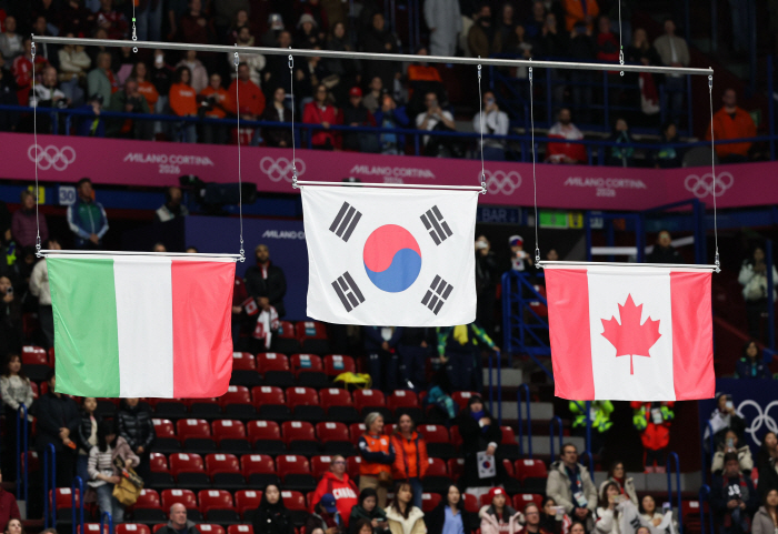 "기울어진 태극기? 쇼트트랙 3000m 金순간 '감동파괴'"..체육회"공식 항의"...伊조직위, 임종언X황대헌X김길리 때도 잘못 게양 '충격'