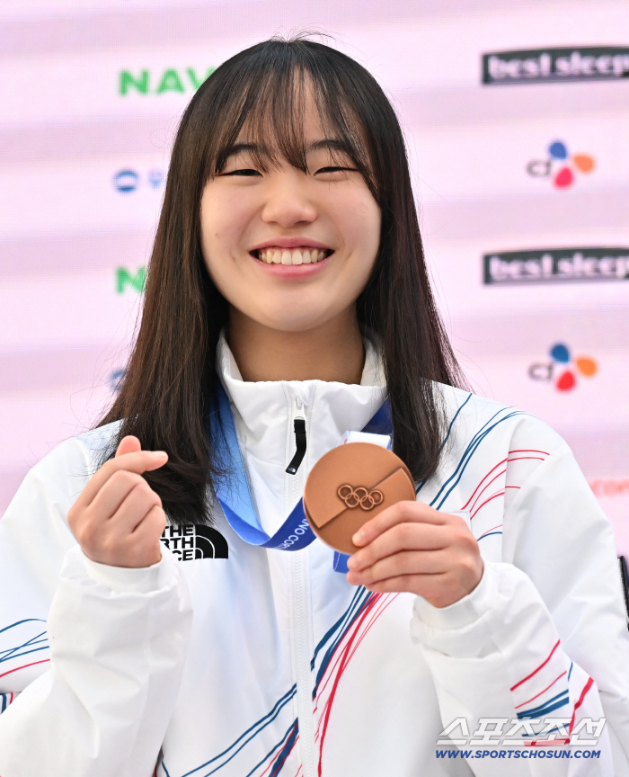 "지난 1년 '스노보드 하지 말 걸'의 연속" 유승은, 올림픽 메달은 재능보다 노력의 결과..."난 열심히 하는 선수"[밀라노 일문일답]